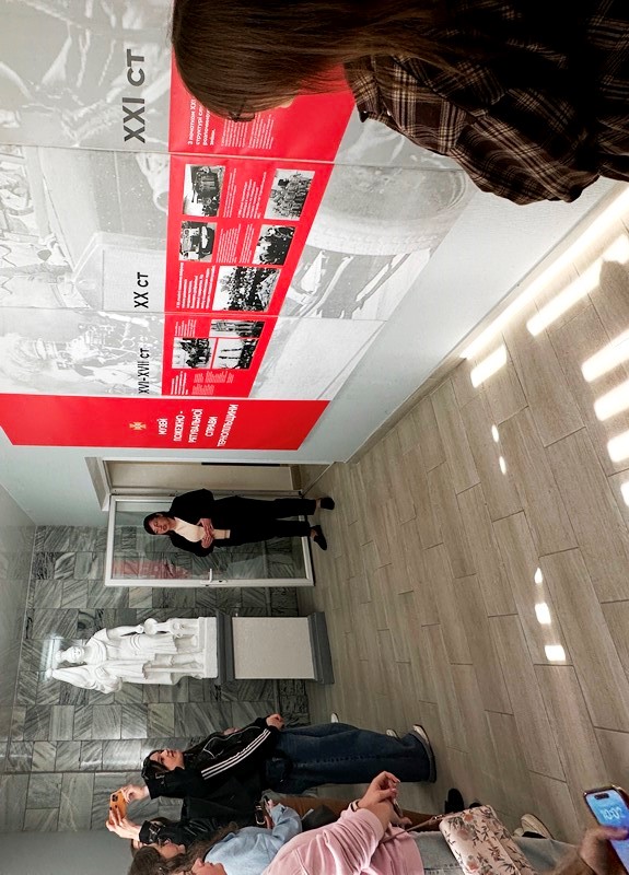 Наталія Сидорчук розпочинає екскурсію.jpeg